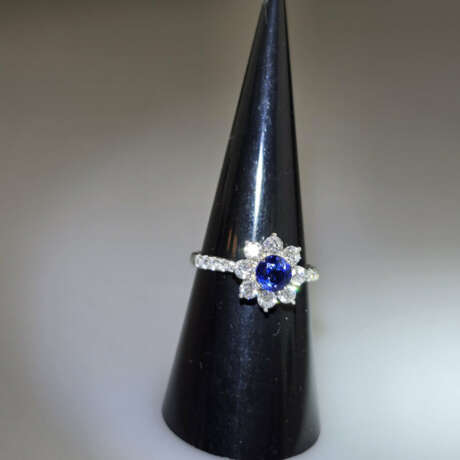 Floraler Saphirring mit Diamanten- Weißgold 750/00… - photo 3