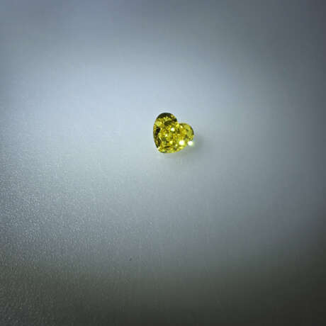 Loser gelber Herz-Diamant von 1,02 ct. mit Lasersi… - photo 4