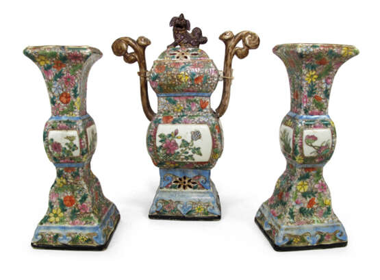 Dreiteilige Altargarnitur aus polychrom dekoriertem Porzellan mit floralem Dekor - фото 1