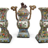 Dreiteilige Altargarnitur aus polychrom dekoriertem Porzellan mit floralem Dekor - Foto 1