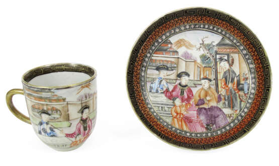 Polychrom dekorierte Tasse und U-Tasse aus Porzellan mit figürlichem Dekor - фото 1