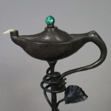 "Aladin"-Wunderlampe mit Eisenständer - um 1900, B… - photo 2