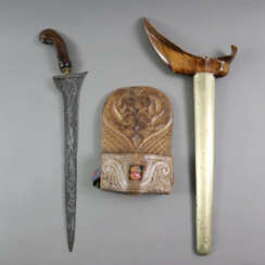 Wandhalter mit eingestecktem Kris - Indonesien, Wa…