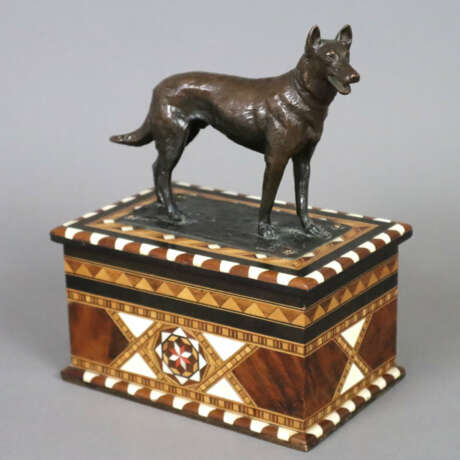 Holzschatulle mit Schäferhund Figur - um 1900, rec… - фото 1