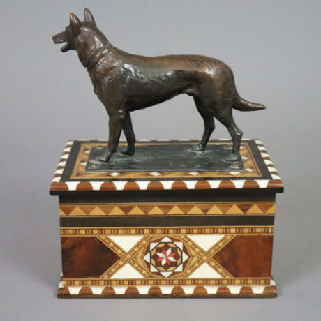 Holzschatulle mit Schäferhund Figur - um 1900, rec… - фото 2