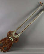 Instruments de musique. Doppel-Langhalslaute - Nordchina 20.Jh., aus zwei …