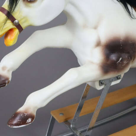 Schaukelpferd - Italien, Mitte 20. Jh., Kunststoff… - photo 4