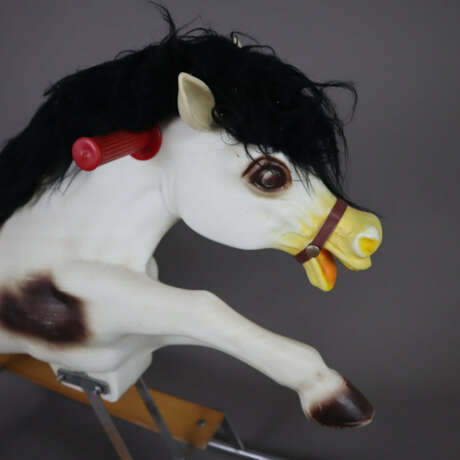 Schaukelpferd - Italien, Mitte 20. Jh., Kunststoff… - photo 6