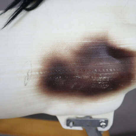 Schaukelpferd - Italien, Mitte 20. Jh., Kunststoff… - photo 9