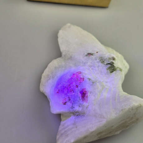 Kleine Marmorfigur mit in-situ Edelsteinkristallen… - Foto 6