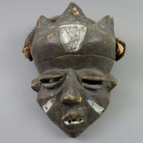 Gesichtsmaske aus Holz mit Raffiafrisur - West-Pen… - Foto 1