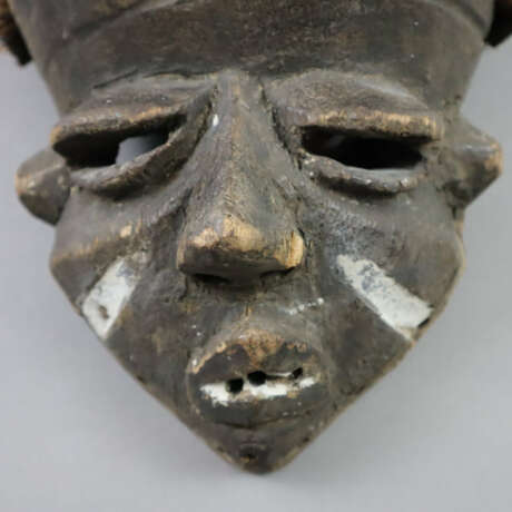 Gesichtsmaske aus Holz mit Raffiafrisur - West-Pen… - Foto 3