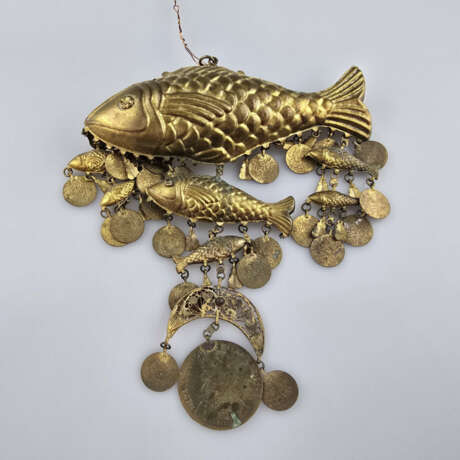 Anhänger bzw. Brustschmuck mit Fischbehang („samak… - Foto 1
