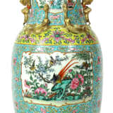 'Famille rose'-Vase mit Blumen- und Vogelmedaillons auf türkisem Fond - фото 1