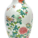 Grosse 'Famille rose'-Vase mit Blütendekor und Schmetterlingen - фото 1