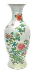 Grosse 'Famille rose'-Vase mit Blütendekor und Schmetterlingen