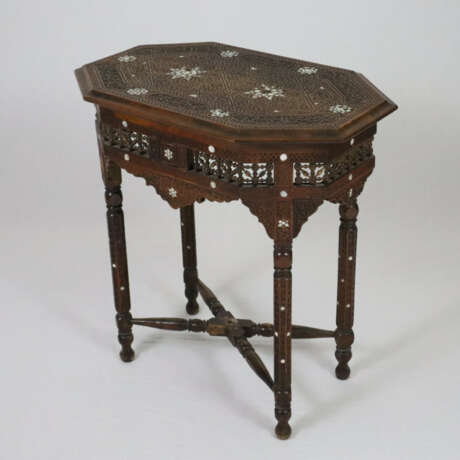Beistelltisch in orientalischer Stilform, sog. "ma… - фото 1
