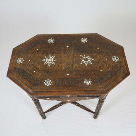 Beistelltisch in orientalischer Stilform, sog. "ma… - фото 2