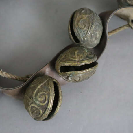 Konvolut asiatische Schellengurte - 4 Stück, Leder… - Foto 5
