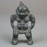 Schutzgottheit (?) - Bronze, männliche Figur in St… - photo 1