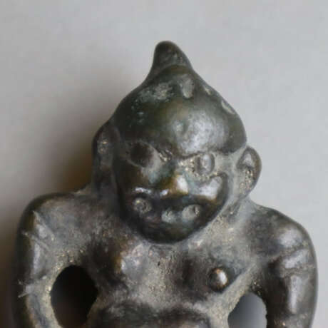 Schutzgottheit (?) - Bronze, männliche Figur in St… - photo 2