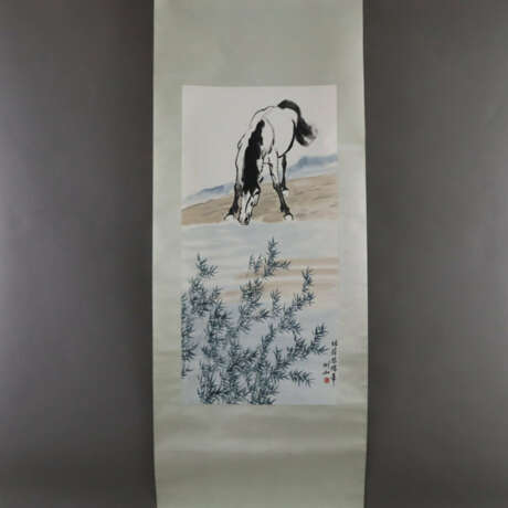 Chinesisches Rollbild -20.Jh.- Trinkendes Pferd, T… - photo 2