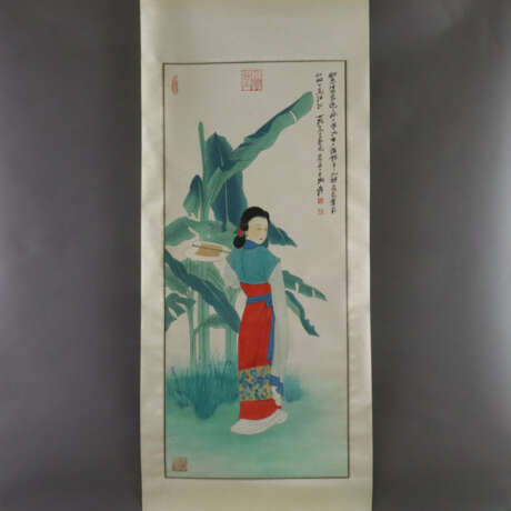 Chinesisches Rollbild -20.Jh.- Dame mit Fächer an … - photo 1