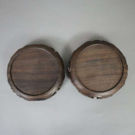 Ein Paar runde chinesische Holzstände - seitlich g… - photo 2