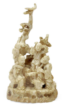 Figurengruppe aus Elfenbein mit Darstellung eines Gelehrten und Kindern unter einer Pinie - photo 1