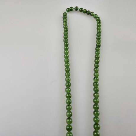 Kette mit Anhänger aus Nephrit-Jade - China, Kugel… - photo 3