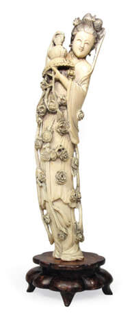 Elfenbein-Schnitzerei einer stehenden Dame mit zahlreichen Blüten - Foto 1
