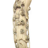 Elfenbein-Schnitzerei einer stehenden Dame mit zahlreichen Blüten - Foto 1