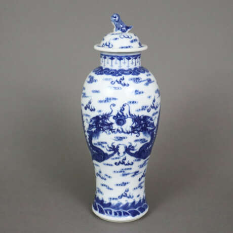 Deckelvase- China, Porzellan mit Blau-Weiß-Dekor, … - Foto 1