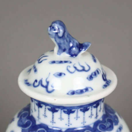 Deckelvase- China, Porzellan mit Blau-Weiß-Dekor, … - Foto 2