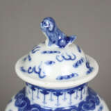 Deckelvase- China, Porzellan mit Blau-Weiß-Dekor, … - Foto 2