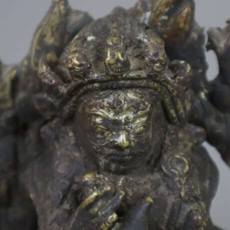 Figur des Mahakala in Aureole - zweiteilige Bronze… - фото 2
