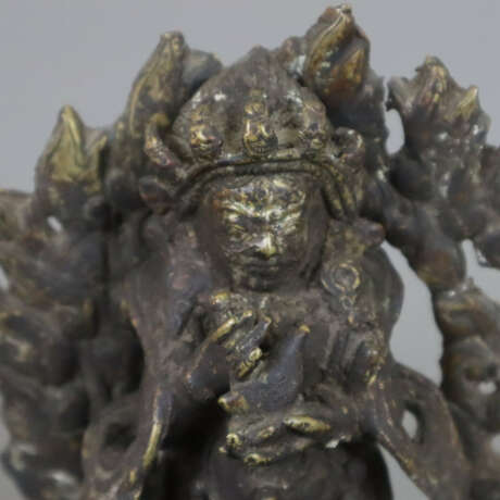 Figur des Mahakala in Aureole - zweiteilige Bronze… - фото 3