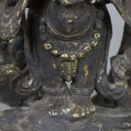 Figur des Mahakala in Aureole - zweiteilige Bronze… - фото 5