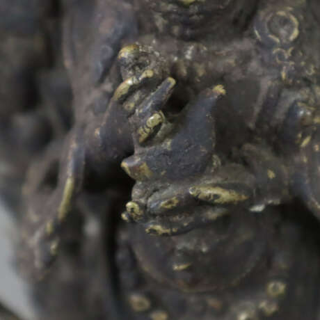 Figur des Mahakala in Aureole - zweiteilige Bronze… - фото 7