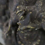 Figur des Mahakala in Aureole - zweiteilige Bronze… - фото 7