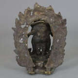 Figur des Mahakala in Aureole - zweiteilige Bronze… - фото 8