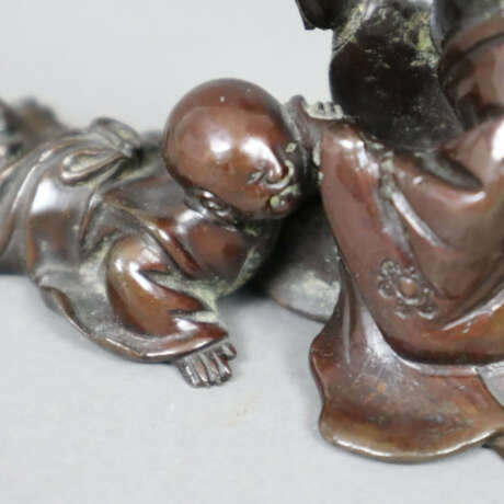 Miniatur-Figurengruppe - Japan, Bronze, dunkelbrau… - фото 3