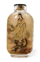 Snuffbottle mit Hinterglasmalerei einer Dame und Drache, sowie Inschrift