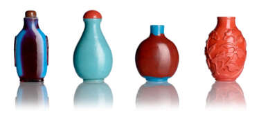 Zwei monochrome und zwei zweifarbige Snuffbottles aus opakem Glas