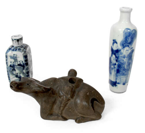 Zwei unterglasurblaue Snuffbottles und eines in Form eines liegenden Wasserbüffels - photo 1