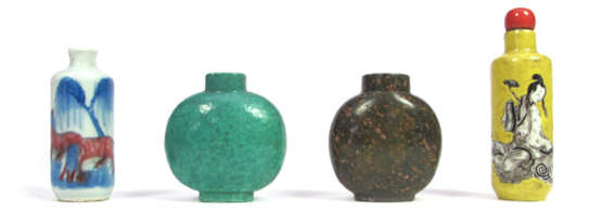 Vier Snuffbottles aus Porzellan und Stein - photo 1