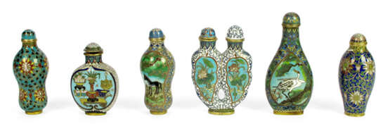 Sechs Cloisonné-Snuffbottles mit floralen und zoomorphen Dekoren - Foto 1