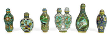 Sechs Cloisonné-Snuffbottles mit floralen und zoomorphen Dekoren