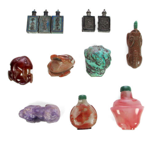 Zehn Snuffbottles aus Glas, Amethyst, Türkis und Metall - photo 1