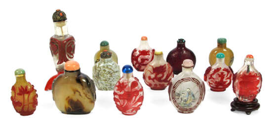 Gruppe von 13 Snuffbottles aus Achat, PekinGelbgoldlas u.a. - photo 1